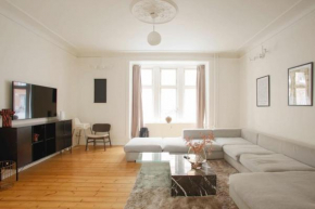 Large & Bright 3BR Flat w Whirlpool Near Metro